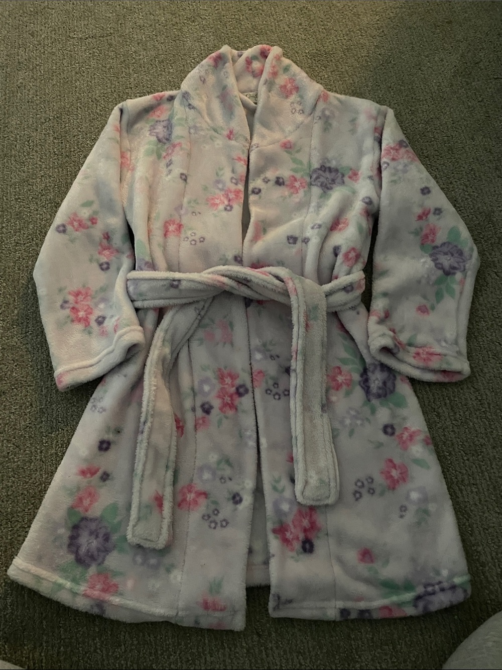 Jessica Simpson Kids Plush Robe in Light Gray with Pink & Purple Floral Print